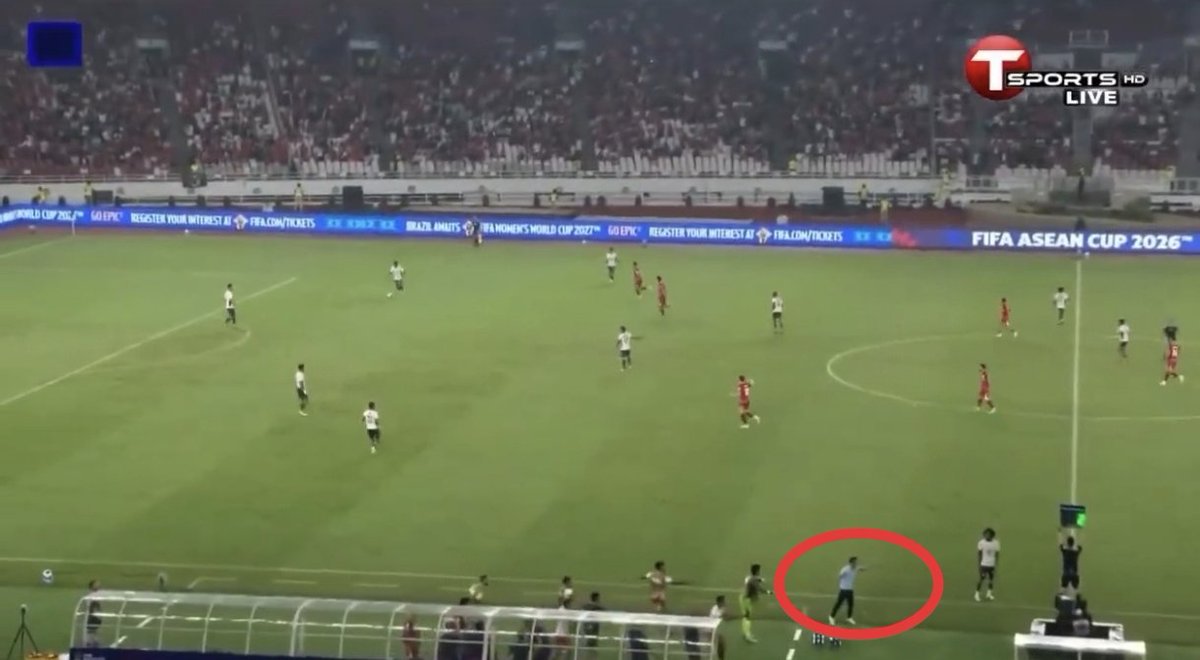 idextratime's tweet photo. 🗣️ John Herdmann tentang tambahan waktu yang berubah dari 2 menjadi 7 menit.

"Ketika mereka mengangkat papan (tambahan waktu) 2 menit, saya rasa setiap orang di stadion tahu bahwa itu sebuah kesalahan. Pasalnya telah terjadi beberapa kali pengecekan VAR. 

Jadi ketika menanyakan kepada ofisial keempat, 'Apakah ini sebuah kesalahan?', dia menjawab, 'Ya.' Tetapi pada saat itu, lawan mencetak gol. Karena para pemain kebingungan. Mereka kehilangan fokus.

Dan saya pikir itu momen yang sangat sulit bagi kami, tetapi kemudian menyaksikan anak-anak ini meresponsnya, mereka sungguh luar biasa".

📝 Konferensi pers
