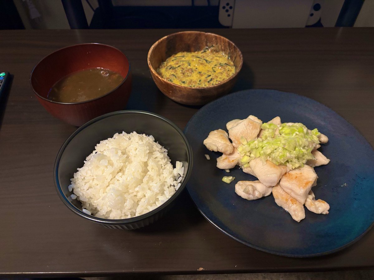 akatuki_0109's tweet photo. 盛り付け下手くそだけど最近の夜ご飯ずっとこんな感じ https://t.co/tJwfl2JLEU