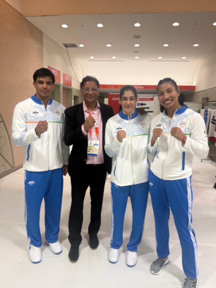 BoriaMajumdar's tweet photo. The picture of the day. 3 gold medalists with the President of @BFI_official 

@LovlinaBorgohai the lead act. @BoxerHooda the turnaround star and Ankush Panghal the most improved boxer on view. @RevSportzGlobal @sharmisthagoop2 https://t.co/t4ZvMMkSch