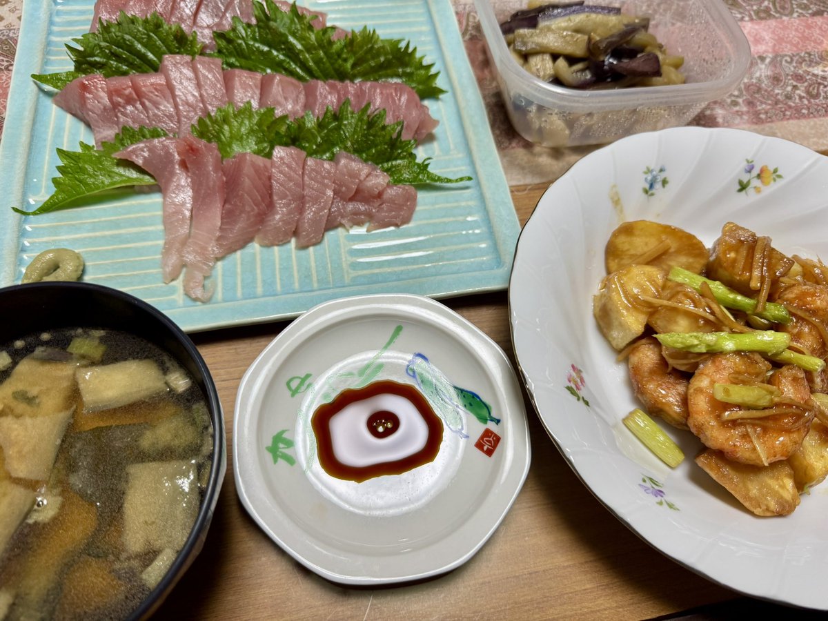 tayu002's tweet photo. 本日の夕食1418
揚げエビのマリネ
ビンチョウマグロのお刺身
ナスの胡麻炒め
ナスのお味噌汁 https://t.co/EYIc6utROi