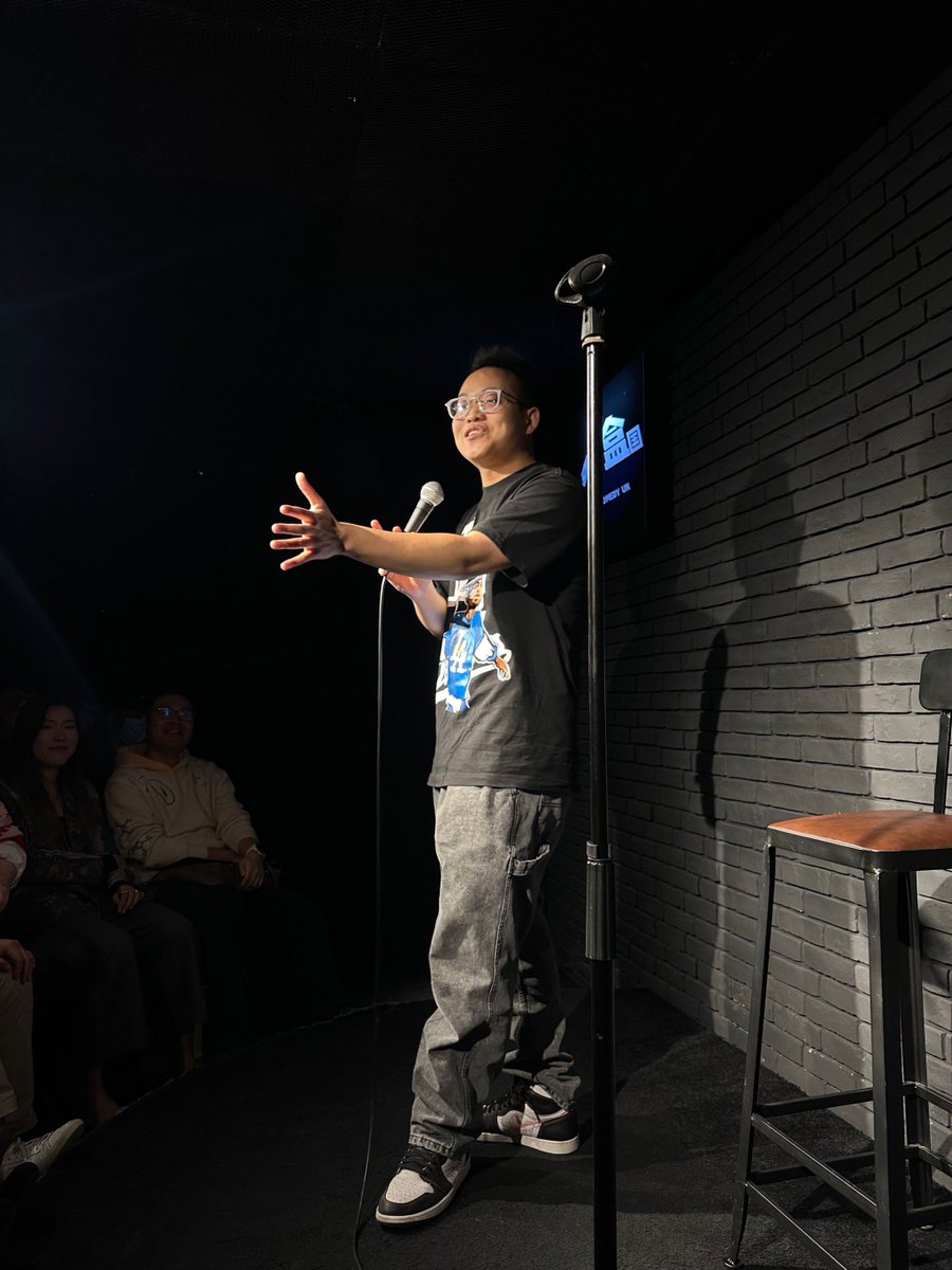 DonaSparkexxp's tweet photo. Hoy en el show de stand-up me topé con un tipo que creía que el WiFi de un centro comercial era su contrasea de celular.  Spoiler: no funcionó, pero me dio un chiste genial!， https://t.co/XjY3H2j3xY