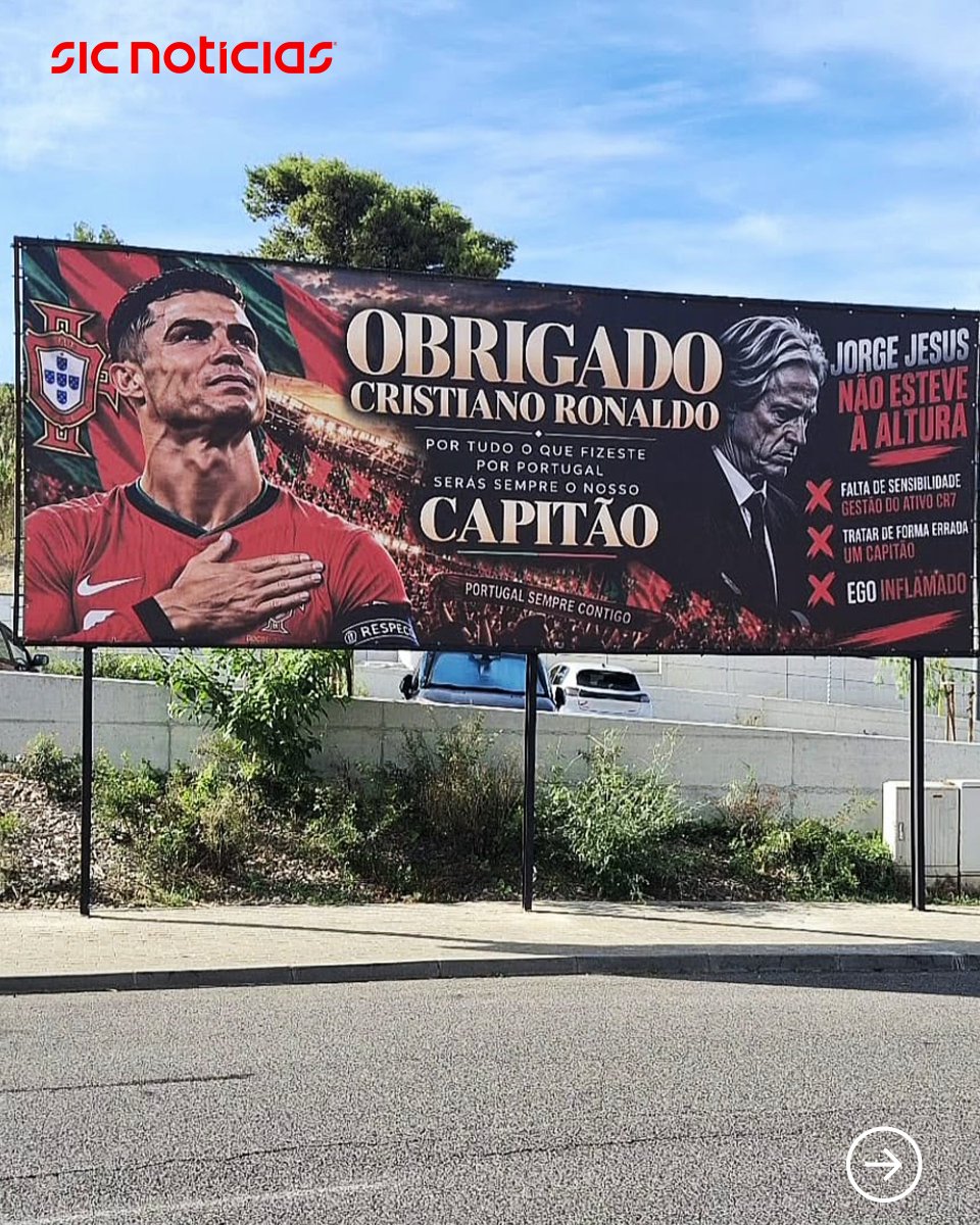 SICNoticias's tweet photo. Vários cartazes com mensagens de apoio a Cristiano Ronaldo e críticas a Jorge Jesus foram colocados esta sexta-feira em algumas zonas de Lisboa e Oeiras.
Leia mais em: https://t.co/VXP5nToy7D
#cristianoronaldo #jorgejesus #selecaonacional #lisboa #oeiras #futebol #portugal #desporto #noticias #sicnoticias
