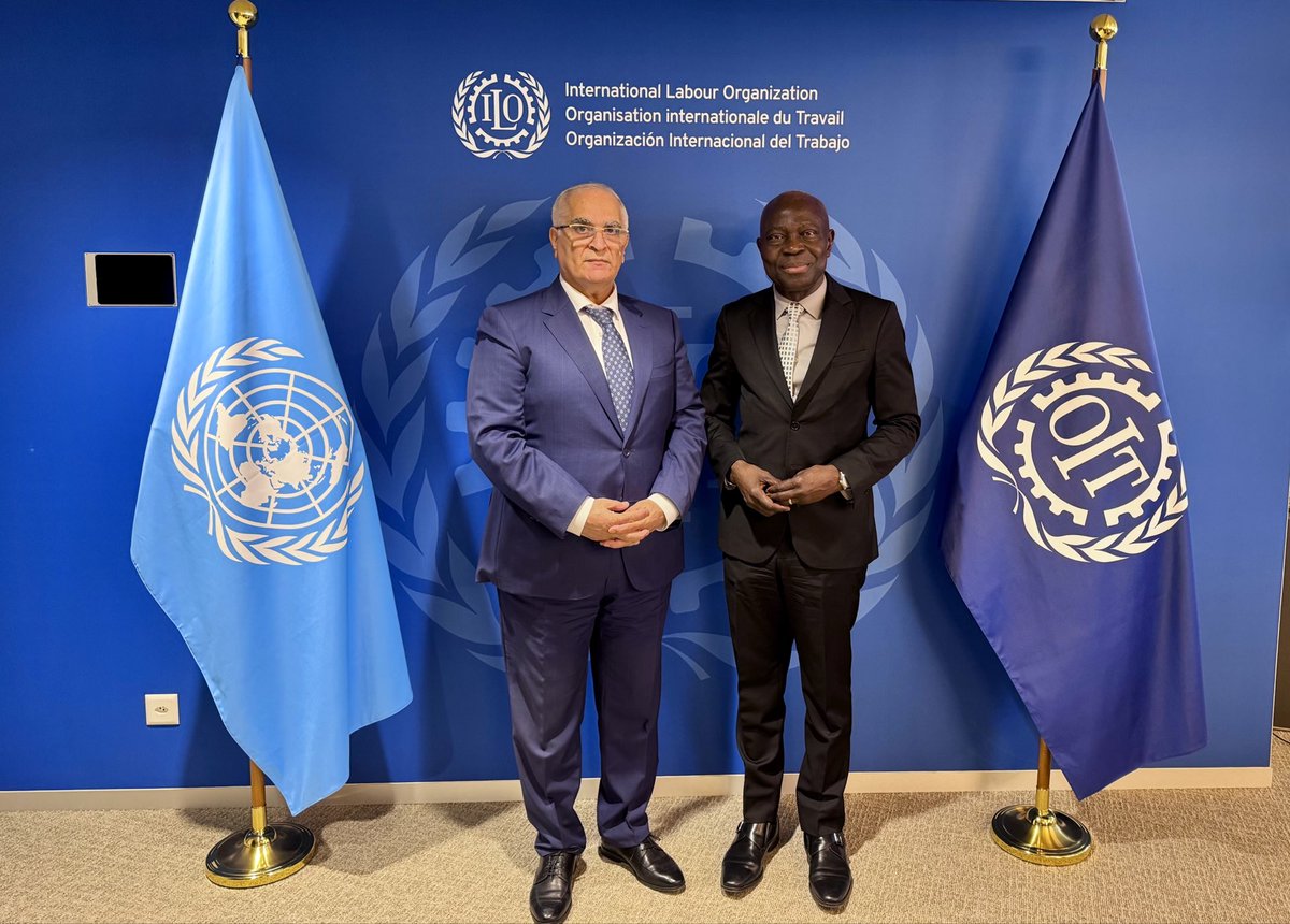 PalestineUNOG's tweet photo. خريشي يبحث مع المدير العام لمنظمة العمل الدولية دعم سوق العمل الفلسطيني وجهود التعافي

جنيف – التقى المراقب الدائم لدولة فلسطين لدى الأمم المتحدة في جنيف، السفير ابراهيم خريشي، المدير العام لمنظمة العمل الدولية، السيد جيلبرت هونغبو، لبحث آخر التطورات في الارض الفلسطينية المحتلة، والتحضيرات للاجتماعات المقرر عقدها خلال الفترة المقبلة، بحضور كبير المستشارين لمدير عام منظمة العمل السيد فوزي قسومة، وسكرتير اول دانية دسوقي من البعثة.

شكر السفير خريشي منظمة العمل الدولية على جهودها المتواصلة في دعم قطاع العمل في فلسطين، واستعرض الصعوبات والتحديات التي يواجهها الشعب الفلسطيني نتيجة جرائم القوة القائمة بالاحتلال، ولا سيما في ظل حرب الإبادة الجماعية وسياسات وإجراءات الحكومة الإسرائيلية الإجرامية، وسلط الضوء على التداعيات الاقتصادية والاجتماعية للحرب في قطاع غزة وتصاعد جرائم الاحتلال في الضفة الغربية والقدس الشرقية، وما خلفته من آثار واسعة على حي��ة الفلسطينيين وسبل عيشهم والاقتصاد الفلسطيني، وارتفاع عدد العاطلين عن العمل الى ٥٠٠ الف مواطن.

وبحث الطرفان اجتماع مجلس إدارة منظمة العمل الدولية المقبل في دورته 358، إلى جانب اجتماع المانحين المقرر عقده في شهر نوفمبرالمقبل، والهادف إلى تعزيز الدعم المالي لأعمال المنظمة في فلسطين، وتعزيز المساهمة في صياغة استراتيجيات مستقبلية لبرنامج العمل اللائق والتعافي.

وفي ذات السياق، تناقش الجانبان في ترتيبات اجتماع المانحين، والذي يأتي في أعقاب قرار مجلس إدارة منظمة العمل الدولية خلال دورته الـ355، ويجتمع خلاله أعضاء مجلس الإدارة وشركاء التنمية والأطراف المعنية، بهدف تعزيز الدعم لبرنامج منظمة العمل الدولية في الارض الفلسطينية المحتلة، ودعم صندوق التشغيل الفلسطيني، الذراع التنفيذي لوزارة العمل. كما اتفق الطرفان على ضرورة العمل ا��مشترك لصالح حشد الدعم المالي والفني.

وتطرق اللقاء إلى التقرير المقرر بحثه خلال شهر نوفمبر القادم، والذي يقدم تقييماً للتقدم المحرز في إطار برنامج منظمة العمل الدولية المعزز للتعاون الإنمائي في الأراضي العربية المحتلة، بما في ذلك إنجاز برنامج العمل اللائق الثالث للارض الفلسطينية المحتلة (2023-2025)، واستكمال خطة الاستجابة الطارئة وبرنامج التعافي التابع لها، والانتقال إلى برنامج العمل اللائق والتعافي للارض الفلسطينية المحتلة للفترة 2026-2029، بما فيها صيغة مشروع القرار المقترح بهذا الخصوص.

وفي ختام الاجتماع، أكد الجانبان أهمية أن تركز جهود التعافي على برامج واسعة النطاق لتوفير فرص العمل، وتعزيز المبادئ والحقوق الأساسية في العمل، بما يشمل السلامة والصحة المهنية، وسياسات الأجور والحوافز، وتطوير المهارات، ودعم تعافي المنشآت، وتعزيز إجراءات الحماية الاجتماعية، وتقوية مؤسسات سوق العمل، بما يسهم في استعادة سبل العيش بصورة سريعة وتهيئة الأسس لتعافٍ شامل ومستدام لسوق العمل الفلسطيني وتعزيز التعاون بين منظمة العمل واطراف الإنتاج في فلسطين، ممثلة بوزارة العمل وأصحاب العمل ونقابة العمال.