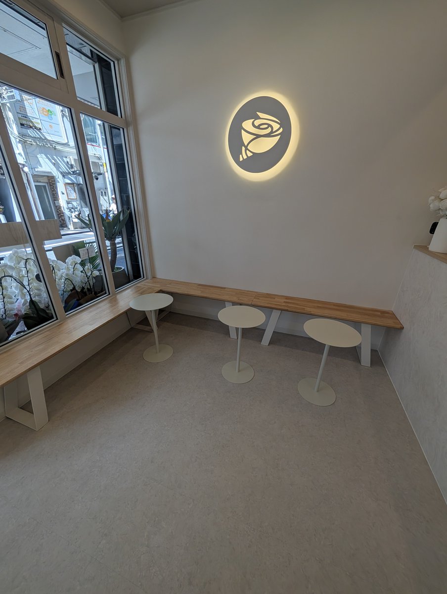 furan_osakacafe's tweet photo. 白バラ牛乳ファンに！大山乳業白バラ牛乳使用のソフトクリーム店が大阪上本町にニューオープン。濃厚だけど後味すっきり。バラの形をしたアイスクリームや、コーヒー系のメニューがありました。駅からも近いです！
🏠shirobara
続↓ https://t.co/mBXKmrsXi7