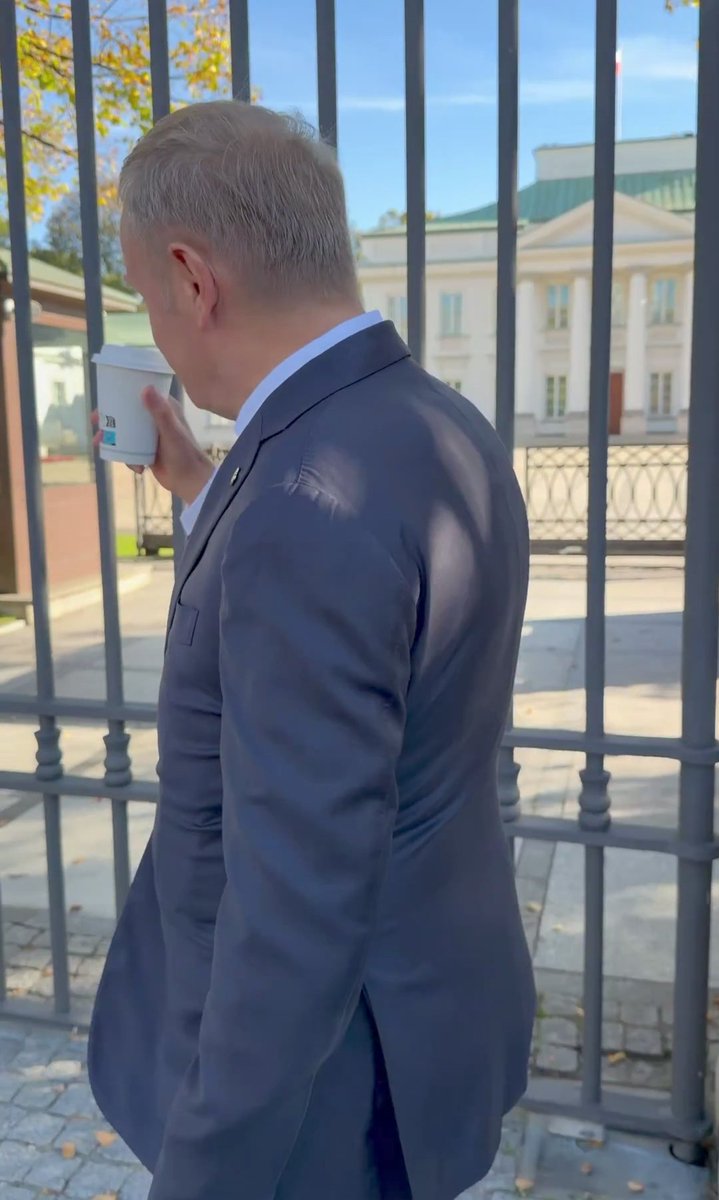 radekfogiel's tweet photo. Ja z apelem do Kancelarii @prezydentpl - zaproście kiedyś tego człowieka na zwiedzanie Belwederu! Kręci się regularnie pod tym płotem, bardzo by chciał, ale ewidentnie nie wie, jak zagadać. https://t.co/GkPurgz33g