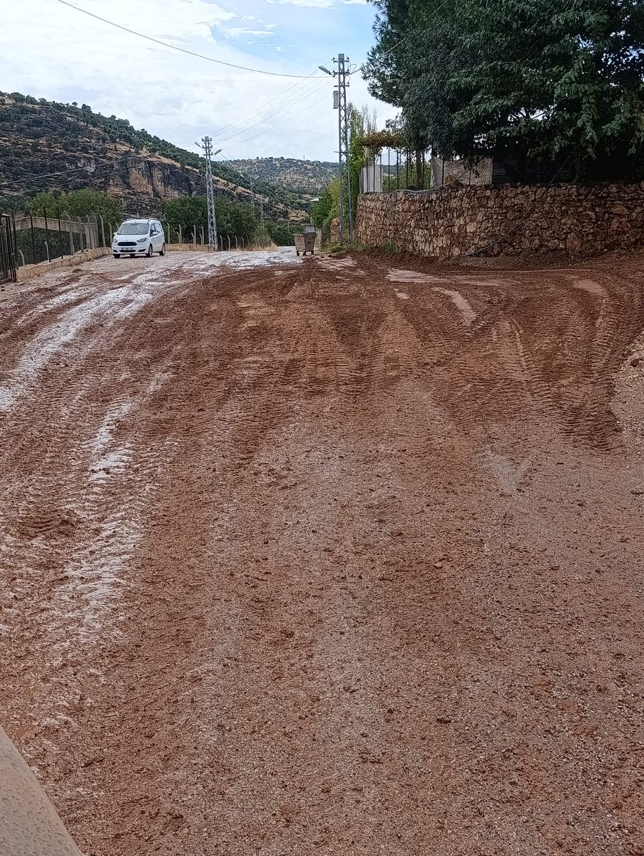kocakoybel's tweet photo. Kocaköy ilçesi Gözebaşı Mahallesi’nde yağışlar nedeniyle meydana gelen selin ardından temizlik çalışmaları gerçekleştirildi. https://t.co/RTuMY6l2c6