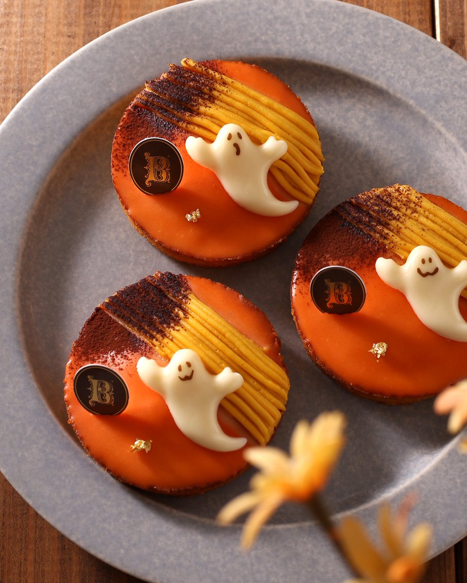 bretonne_bis's tweet photo. 【ブルトンヌのハロウィン🎶】
ガトー・ナンテ〈ポティロン〉🎃
-
発酵バターの風味豊かなガトー・ナンテ生地にかぼちゃの風味を合わせて焼き上げたガトー・ナンテ。
ハロウィンカラーのアイシングにかぼちゃのクリームをしぼり、おばけのチョコを飾ってハロウィン仕様に仕上げました👻✨

ほっくりとしたかぼちゃの美味しさがお楽しみいただける一品です。
10/31までの限定で登場しています🎃♪

おばけチョコの顔は全部で3種類ありますのでご希望があればスタッフにお伝えください☺️

-
※こちらの商品は店舗のみでの販売です

#ビスキュイテリエブルトンヌ
#ブルトンヌ #ハロウィン
