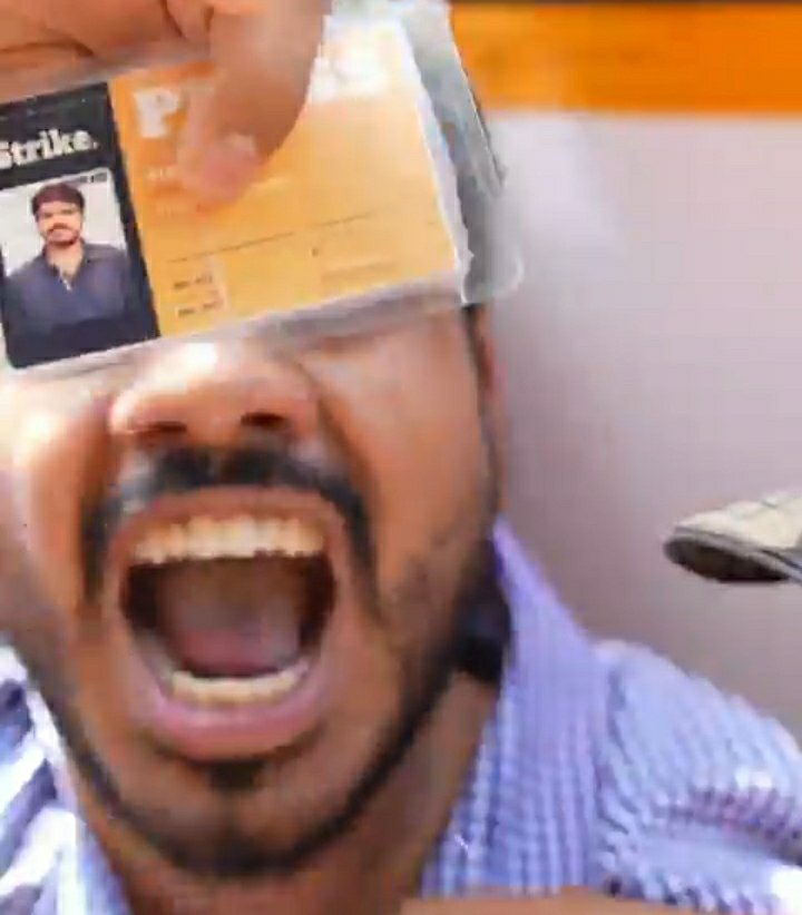 KraantiKumar's tweet photo. डीसीपी सचिन शर्मा मेरे पास प्रेस कार्ड है.
डीसीपी सचिन शर्मा मेरे पास प्रेस कार्ड है.
डीसीपी सचिन शर्मा मेरे पास प्रेस कार्ड है.

स्वतंत्र पत्रकार हर्ष यादव यह कहते हुए बार बार चिल्ला रहा था. पहले तो न्यूज़ देखकर मुझे लगा कोई फ़िल्म की शूटिंग चल रही शायद.

आंदोलनकारियों और पुलिस के बीच आखिर इतना कोई जोर जोर से क्यों चिल्ला रहा है.

हर्ष यादव इंडिपेंडेंट जॉर्नलिस्ट हैं, सुबह से आज के आंदोलन को कवर रहे हैं. दिल्ली पुलिस के एक बड़े अधिकारी ने भूल से इन्हें आंदोलनकारी समझकर बस में बिठाने लगे.

हर्ष यादव के अनुसार उन्होंने बार बार पुलिस को बताया वो एक पत्रकार हैं. इसके बावजूद उन्हें बस में बिठाया जा रहा था. तब हर्ष यादव ने अपना प्रेस कार्ड निकालकर चिल्लाना शुरू किया. उसके बाद उन्हें जाने दिया गया और साथी पत्रकार हर्ष यादव को घटनास्थल से दूर ले गए.

पुलिस को भी चाहिए आंदोलनकारी और पत्रकार के बीच अंतर किया जाए. जैसे पुलिस अपना काम कर रही है, उसी तरह पत्रकार भी अपना काम कर रहे हैं. लोकतांत्रिक व्यवस्था में किसी को खबर दिखाने या रिपोर्टिंग करने पर रोका नही जा सकता.