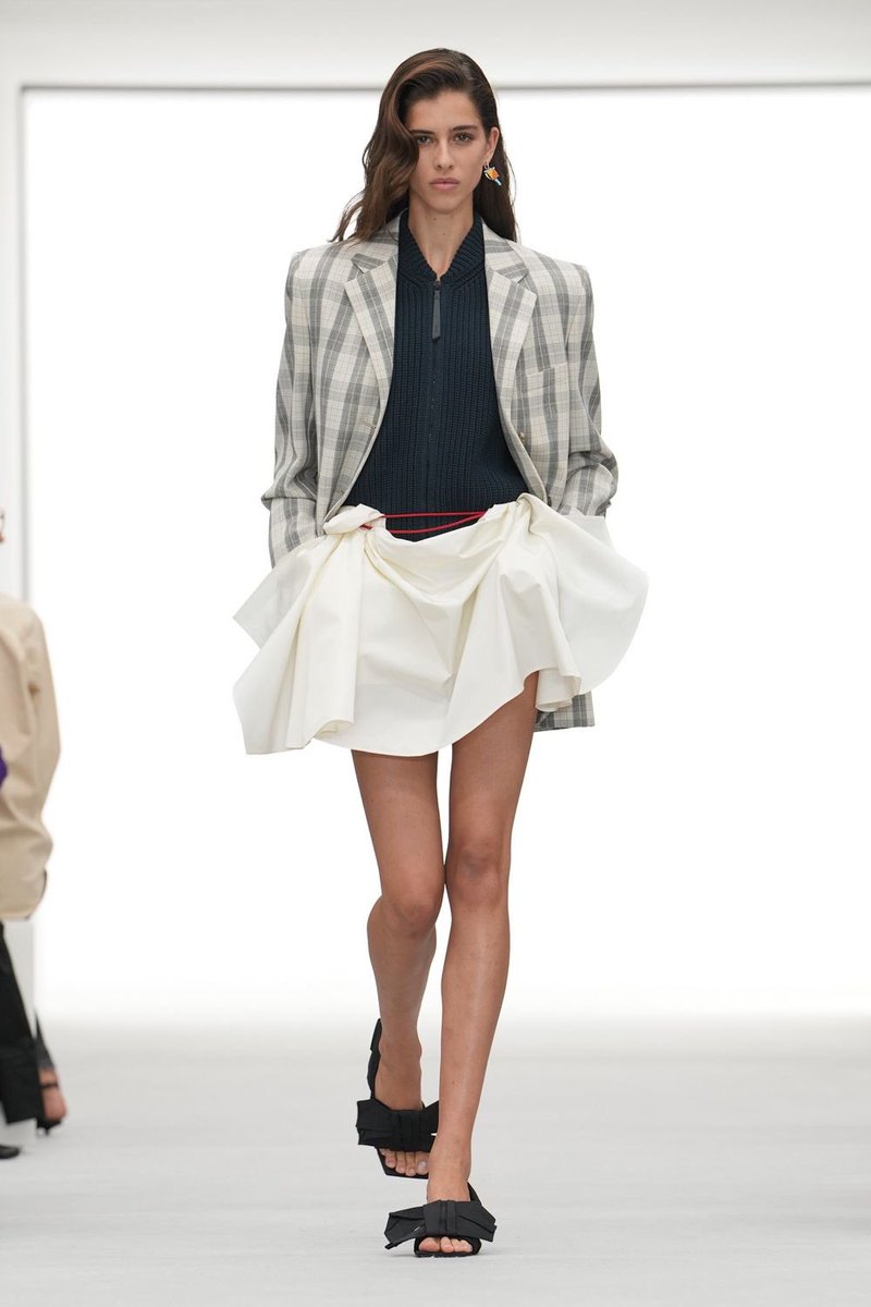 jacquemusx's tweet photo. I have a feeling Jonathan Anderson would love today’s Loewe collection. Jack McCollough and Lazaro Hernandez do a great job following him. https://t.co/rxaXxUcXLb