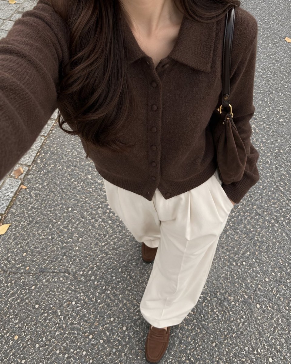 nana_code_korea's tweet photo. 最近GUで買ったカーディガン、ブラウンとピンクの使い分けが最高すぎる🥹🤎🩷 大人っぽくしたい日はブラウン、ちょっと甘めの韓国っぽコーデにしたい日はピンク。 どっちも手持ちのパンツに合わせるだけで決まるから、朝コーデ考える時間ない日にも助かる🍂 この秋かなり出番多め。 https://t.co/3nPIvw7LTW