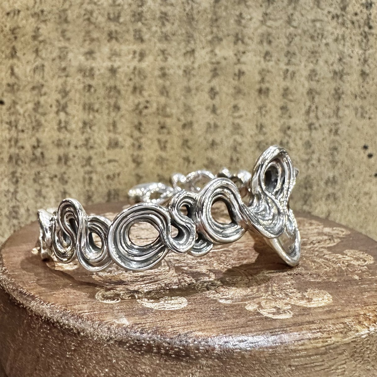 SILVERSHIELD925's tweet photo. -幾重雲-

Nil:GRAVE
[八雲-腕輪]

日本画で描かれるような巻き畝る雲をモチーフとした流々しいバングル！

https://t.co/Nw0uDH2tJX https://t.co/qKl5nx6XlS