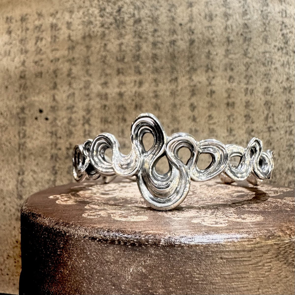 SILVERSHIELD925's tweet photo. -幾重雲-

Nil:GRAVE
[八雲-腕輪]

日本画で描かれるような巻き畝る雲をモチーフとした流々しいバングル！

https://t.co/Nw0uDH2tJX https://t.co/qKl5nx6XlS