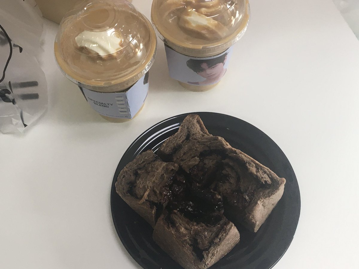 vanillllacreamm's tweet photo. 화이트리에 초코식빵 미쳣따 ..🍫💝 https://t.co/HeOKInqno5