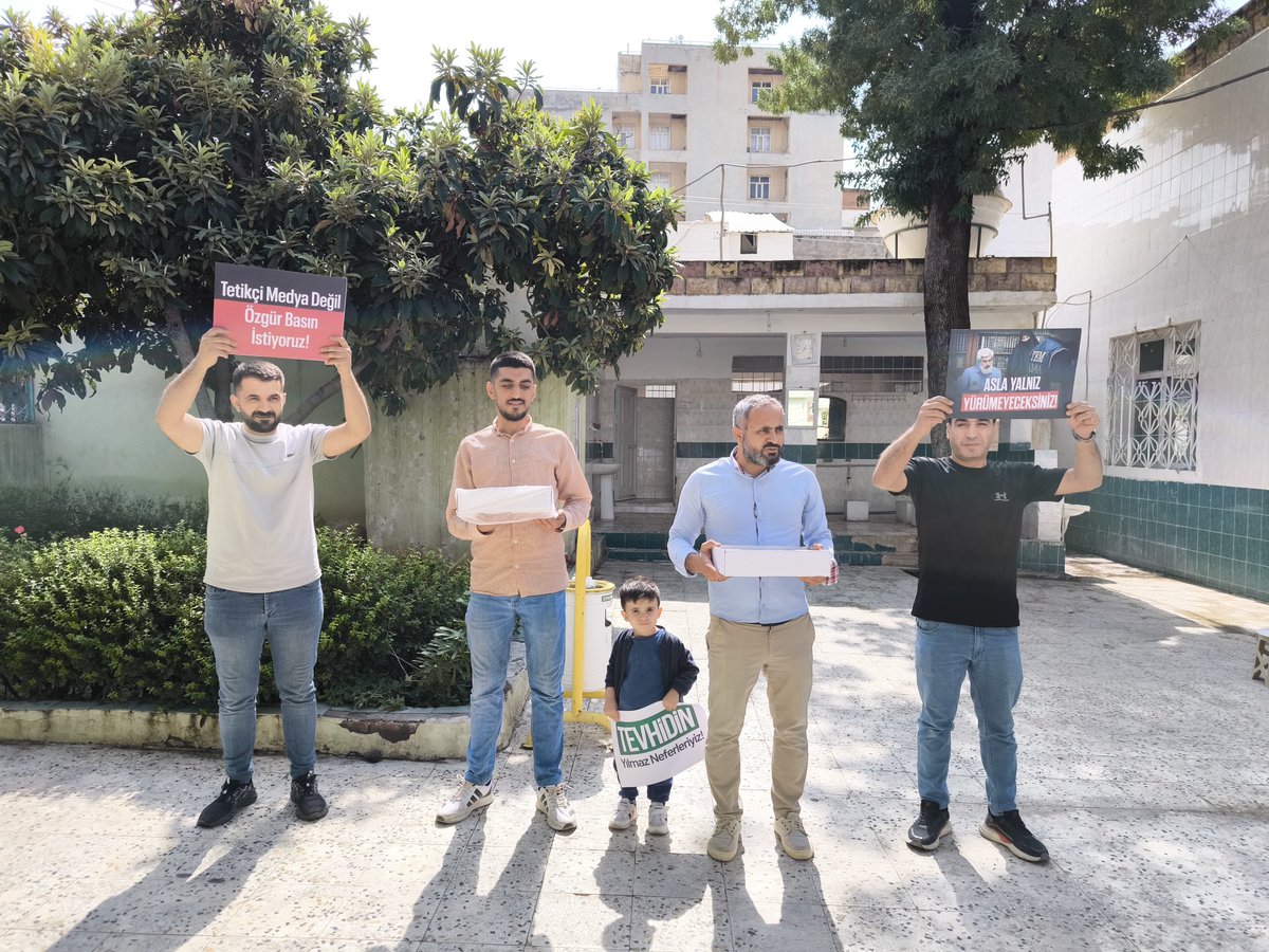 mardinfh's tweet photo. Mardin Furkan Gönüllüleri olarak Cuma Namazı sonrası Alparslan Kuytul Hocaefendi ve diğer tutuklu kardeşlerimizin Özgürlüklerine kavuşması için lokum dağıtıp cami cemaatinden Dua talebinde bulunduk. 

📍 Nusaybin 

#HayırlıCumalar 
#FurkanHareketiTertemizdir https://t.co/jRFTaLmHEO