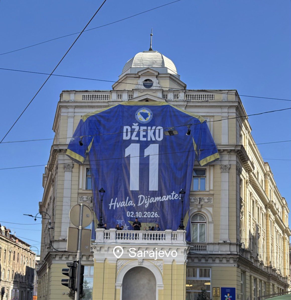 Fenerbook1's tweet photo. Saraybosna Belediyesi, şehrin simgelerinden Vječna Vatra (Ebedi Ateş) anıtının bulunduğu tarihi bina cephesine Džeko'nun devasa milli takım formasını astı.

"Hvala, Dijamante!" (Teşekkürler Elmas!)

Dzeko bugün milli takıma veda ediyor. https://t.co/DGOCQZTz2n