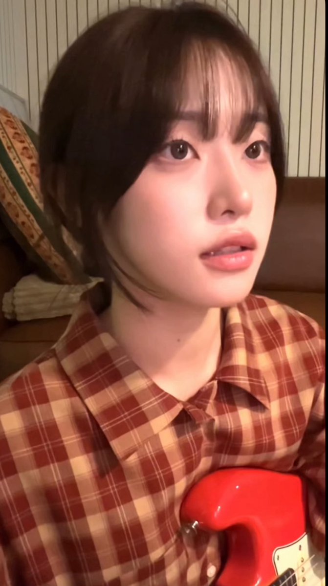 fuck_blockberry's tweet photo. Chuu's cousin just debuted in a girl band called AIWEO! Please support Hyunsu!! https://t.co/NC9sCJ46mN