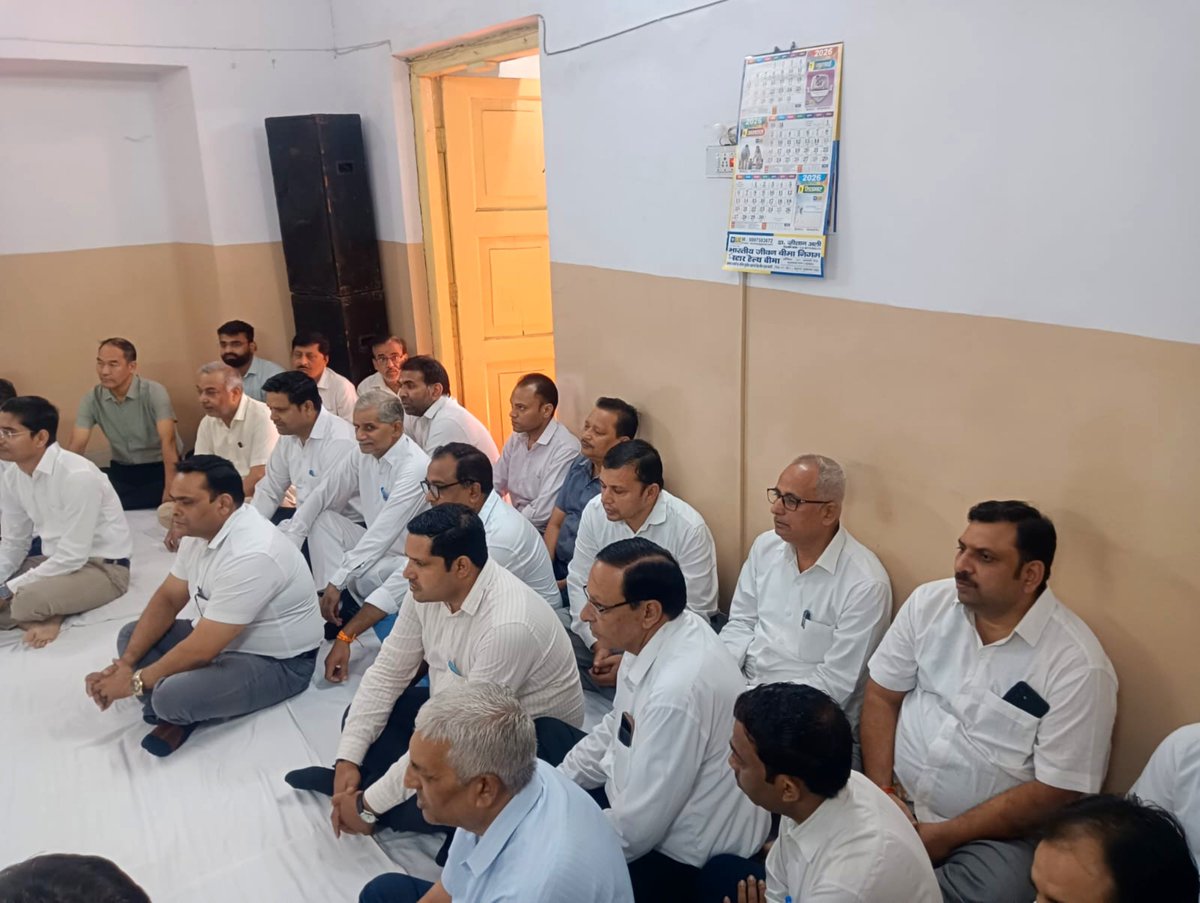 DmMuzaffarnagar's tweet photo. राष्ट्रपिता महात्मा गांधी जी की 157वीं जयंती एवं पूर्व प्रधानमंत्री श्री लाल बहादुर शास्त्री जी की 122वीं जयंती के अवसर पर कलेक्ट्रेट, मुजफ्फरनगर में दोनों महान विभूतियों के चित्रों पर माल्यार्पण एवं पुष्प अर्पित कर श्रद्धापूर्वक नमन किया।

महात्मा गांधी जी का सत्य, अहिंसा, स्वच्छता एवं अंतिम व्यक्ति के कल्याण का संदेश तथा शास्त्री जी की सादगी, ईमानदारी, कर्तव्यनिष्ठा एवं राष्ट्रसेवा के आदर्श सदैव हमारा मार्गदर्शन करते रहेंगे।

इस अवसर पर अधिकारियों एवं कर्मचारियों से दोनों महापुरुषों के आदर्शों को आत्मसात करते हुए संवेदनशीलता, ईमानदारी एवं कर्तव्यनिष्ठा के साथ जनसेवा करने का आह्वान किया।

#GandhiJayanti #ShastriJayanti #MahatmaGandhi #LalBahadurShastri #Muzaffarnagar