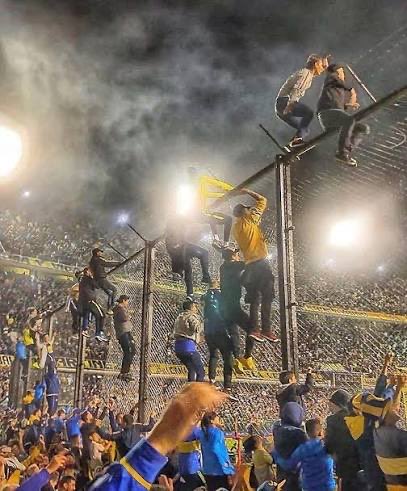 boca_x_74's tweet photo. @facamado @JuanJoseGerar14 Voy a citar la canción que toda la vida les cantó San Lorenzo:
🎶 Somos tan diferentes 
Vos sos platea y nosotros popular 🎶 https://t.co/i5ansK0Lct