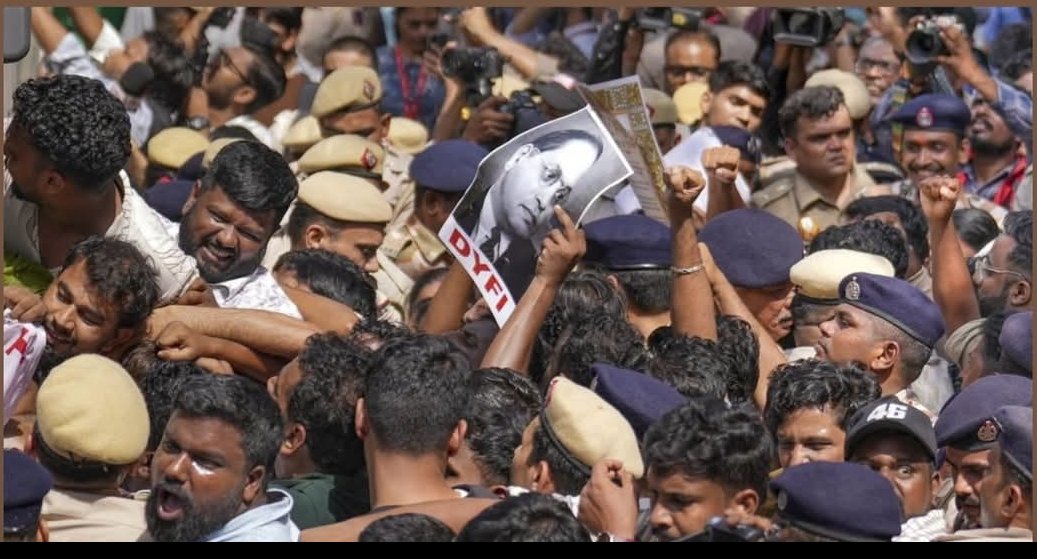 pratyayyyyyyyyy's tweet photo. Today, hundreds of protesters—including students—were brutally detained around Jantar Mantar, by Delhi police. This government is so afraid of people gathering, questioning and demanding accountability that it has to barricade a designated protest space. #Democracy #India https://t.co/qSgFRpLf5d
