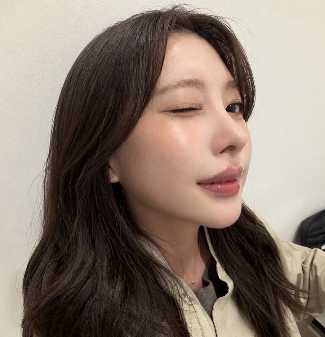 元から肌綺麗な人になる秋ベース、これが最適解な気がする。
にしてもlosykimのチーク良すぎるな…… https://t.co/on3DahBcxS