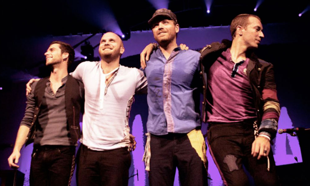 ColdplayCorner's tweet photo. [#SOUVENIRS] 📆 02.01.2008 
📌 Dans ce blog, Roadie#42 nous emmène en Italie entre fans mystérieux qui devancent tous les plannings, balances survoltées, ballons, couronnes dorées et concerts inoubliables à Bologne et Milan ! 🇮🇹 
👉 https://t.co/kUZy7rC58D https://t.co/95C4uhqqcQ