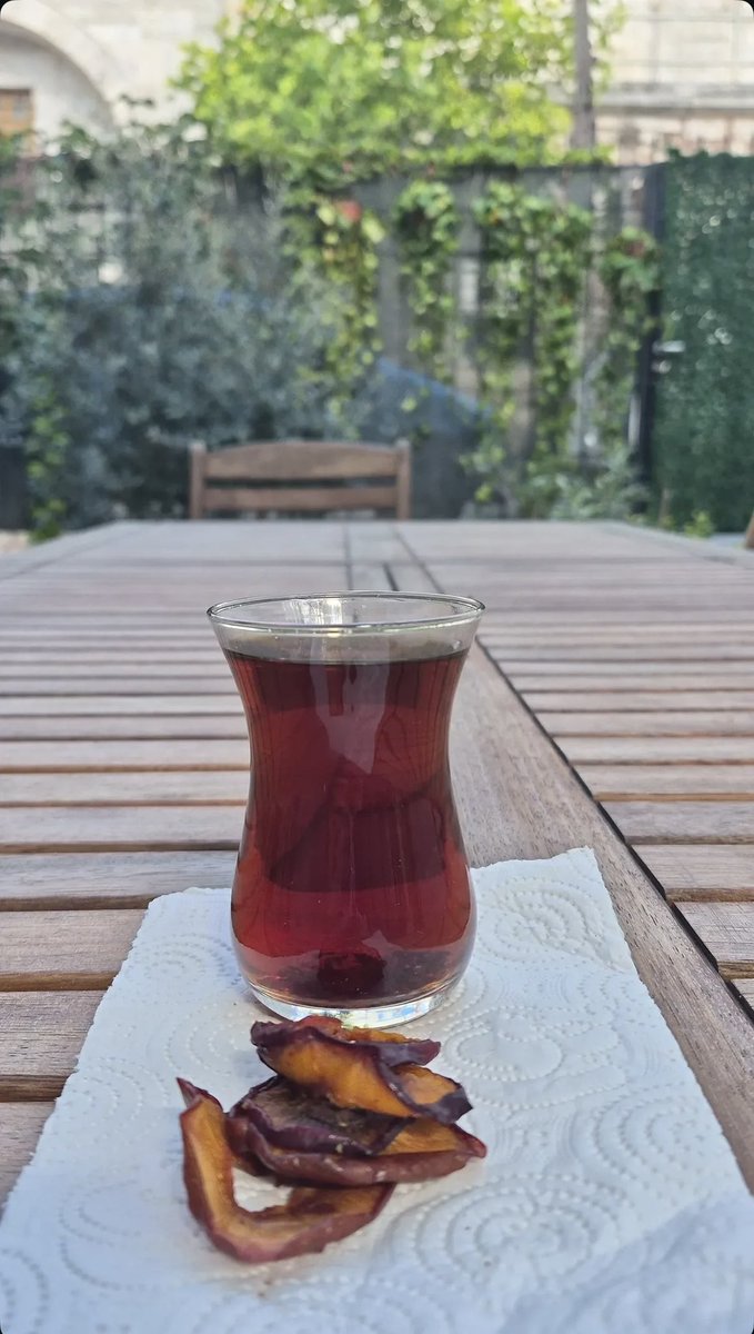 Orhanlale's tweet photo. #Cuma gününün huzuru, çayın demi, bahçenin sessizliği... 
Bazen mutluluk sadece bu kadardır.. https://t.co/zdK9oHbe6P