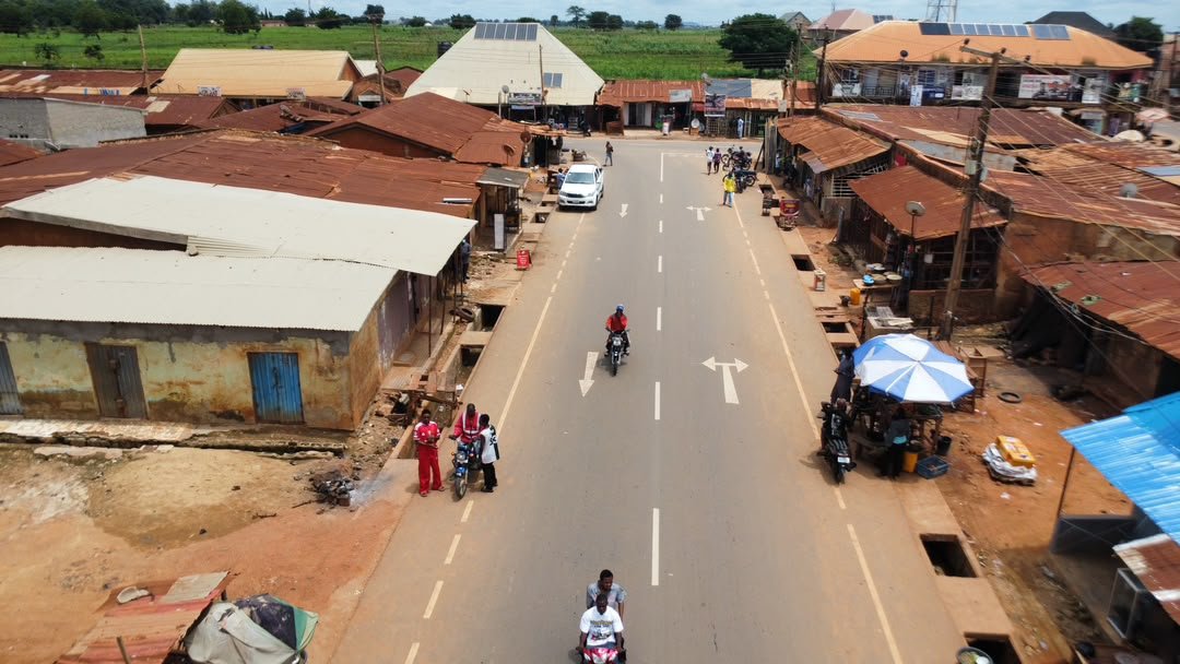 Uduakabasi70375's tweet photo. A good road does more than connect communities—it creates opportunities. The Romi–Karatudu Road is boosting commerce, reducing transport fares, and helping farmers preserve the value of their harvests.

6km+ of asphalt road delivered through the @ubasanius Administration.

📍 Chikun Local Government
#WorkingForKaduna
