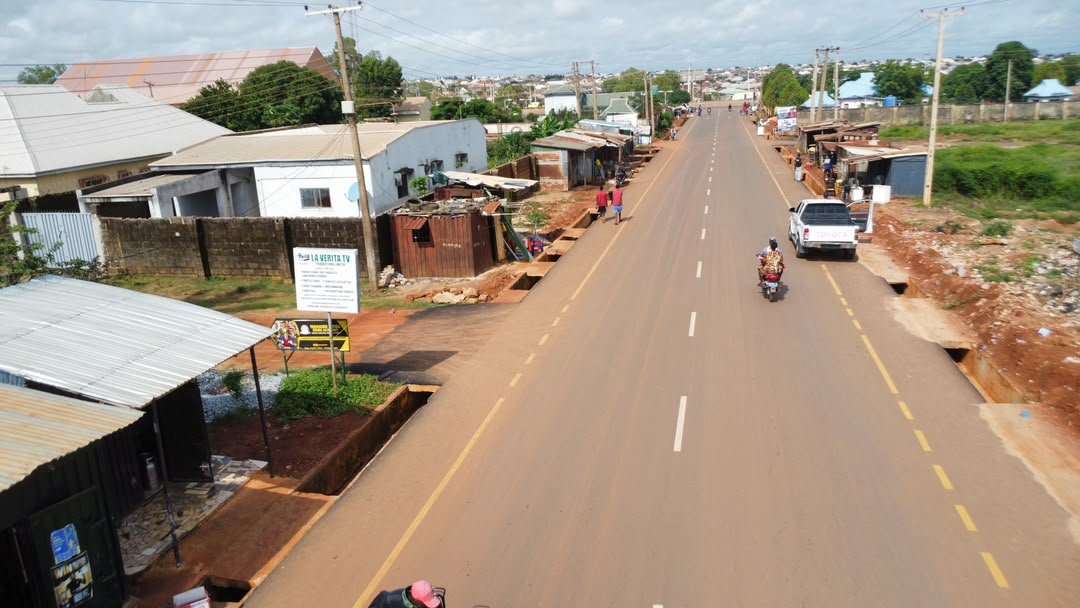 Uduakabasi70375's tweet photo. A good road does more than connect communities—it creates opportunities. The Romi–Karatudu Road is boosting commerce, reducing transport fares, and helping farmers preserve the value of their harvests.

6km+ of asphalt road delivered through the @ubasanius Administration.

📍 Chikun Local Government
#WorkingForKaduna