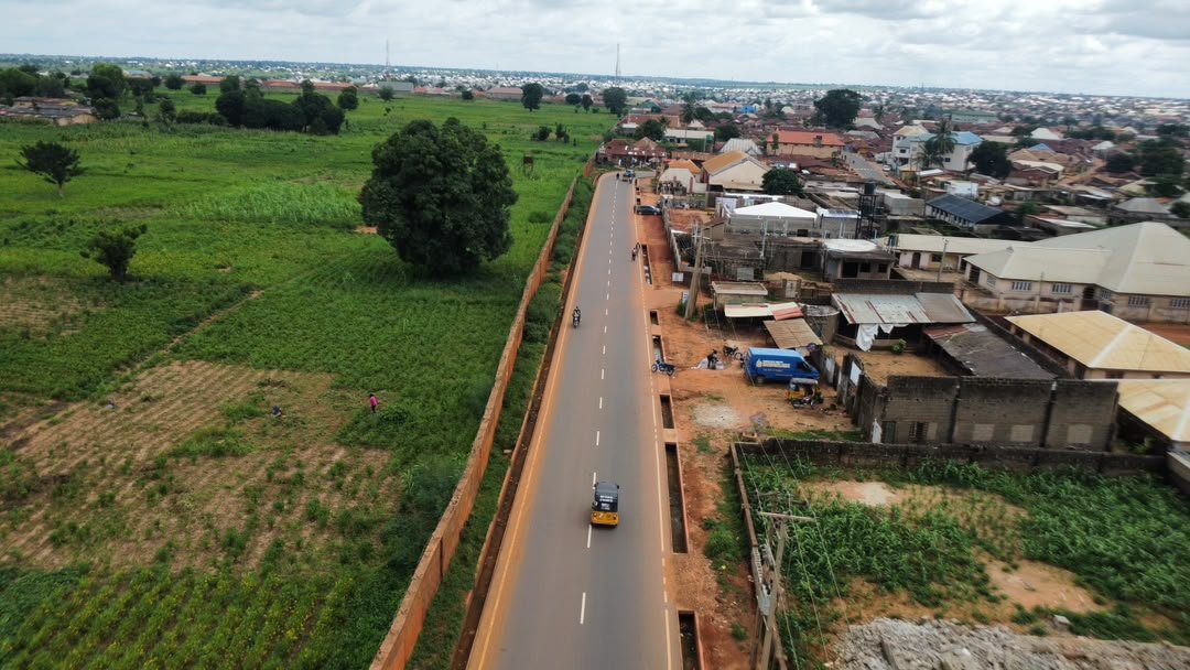 Uduakabasi70375's tweet photo. A good road does more than connect communities—it creates opportunities. The Romi–Karatudu Road is boosting commerce, reducing transport fares, and helping farmers preserve the value of their harvests.

6km+ of asphalt road delivered through the @ubasanius Administration.

📍 Chikun Local Government
#WorkingForKaduna