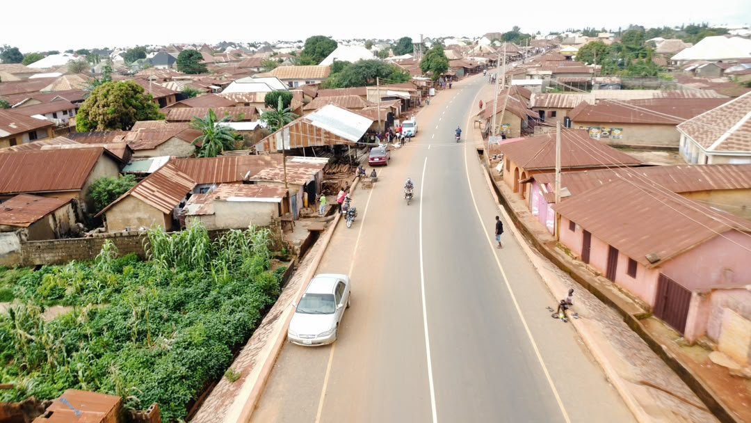 Uduakabasi70375's tweet photo. A good road does more than connect communities—it creates opportunities. The Romi–Karatudu Road is boosting commerce, reducing transport fares, and helping farmers preserve the value of their harvests.

6km+ of asphalt road delivered through the @ubasanius Administration.

📍 Chikun Local Government
#WorkingForKaduna