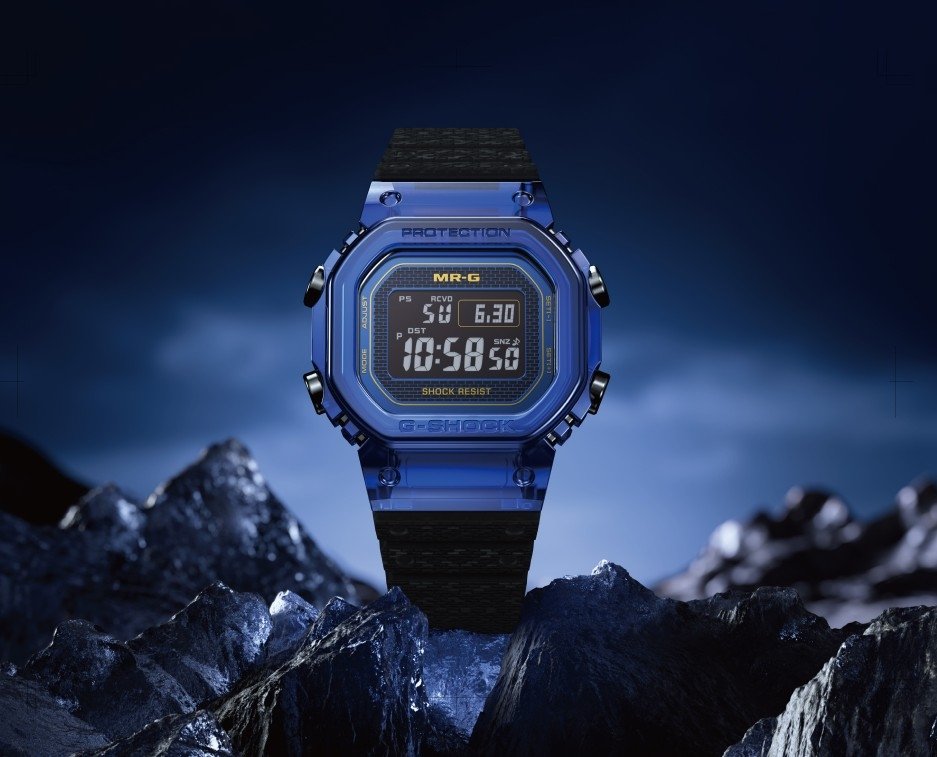 CASIOJapan's tweet photo. 【リリース情報】世界限定20本！“G-SHOCK”MR-Gより、ねじを使わない多パーツ構造＆G-SHOCKで初めてブルーサファイアクリスタルを採用した『MRG-D5000』を12/1に発売⌚✨

☝️20本の証！シリアルNo刻印
☝️高照度下での耐久性と充電効率が高いガリウムタフソーラーを搭載

詳細→ https://t.co/SaqiGmZrRG