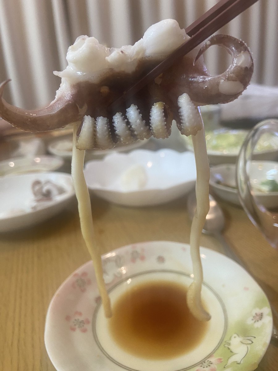 xxxxppppp's tweet photo. コウイカの足、茹でられて
食卓にいるんだけど
怖すぎる笑笑 https://t.co/ErlaCV8G7S