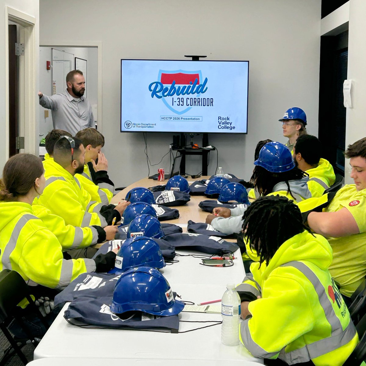 RebuildI39's tweet photo. Learning a skilled trade is about more than what happens in the classroom. We recently welcomed students from Rock Valley College for a firsthand look at the I-39/US 20 construction project. #RebuildI39 #RockValley #HCCTP https://t.co/4c3ZkA2K7F