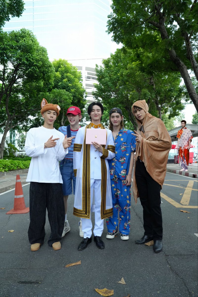 ATLASofficialTH's tweet photo. Congratulations! TADDY เรียนจบแล้ววว🎓✨

เก่งมากแทดดี้! จากน้องเล็กของ ATLAS วันนี้กลายเป็นบัณฑิตเต็มตัวแล้วนะ 🥹❤️
พี่ ๆ ทุกคนภูมิใจในตัวแทดมาก ๆ ขอให้ก้าวต่อไปเต็มไปด้วยเรื่องราวดี ๆ และความสำเร็จที่ตั้งใจไว้

ส่วนเออร์วินติดภารกิจ ไม่สามารถมาร่วมแสดงความยินดีด้วยได้ แต่ส่งกำลังใจมาให้จากตรงนี้นะ ❤️

ยินดีด้วยนะบัณฑิต #TadATLAS 🎓✨

#ATLASth #ATLAS_th
#XOXOEntertainment