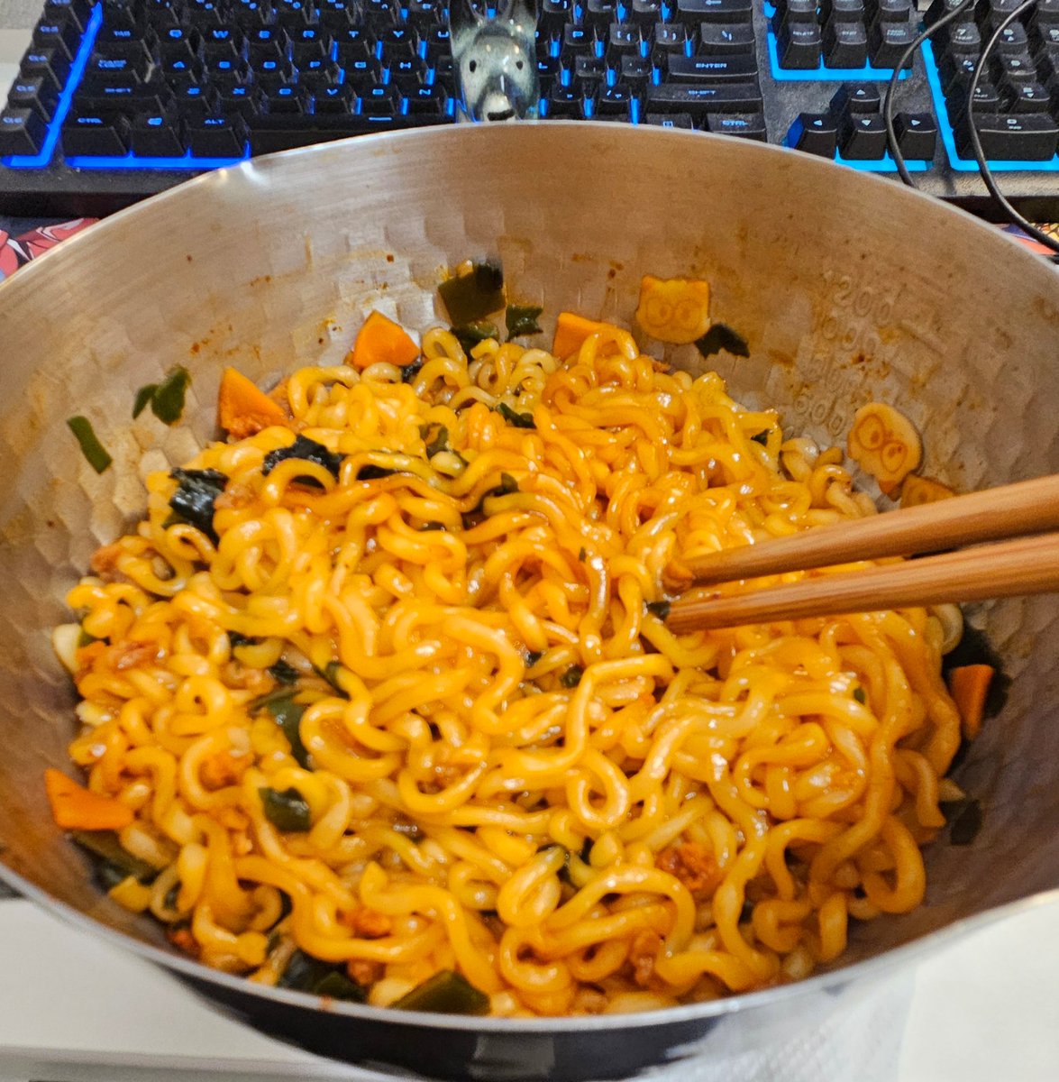 aurorakitfox's tweet photo. pretending im rich by eating two packs of instant ramen at once https://t.co/g62iLCgJRR