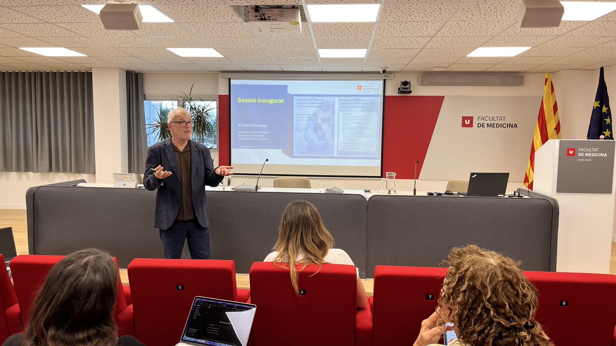 fboschl's tweet photo. @StvFdz, secretari de Salut Pública #SSP de la @gencat, inaugura la 2a edició del curs de formació en redacció científica a la @u_medicina (@uvic_ucc i @uvic_cife). https://t.co/VTkKBMM7ah