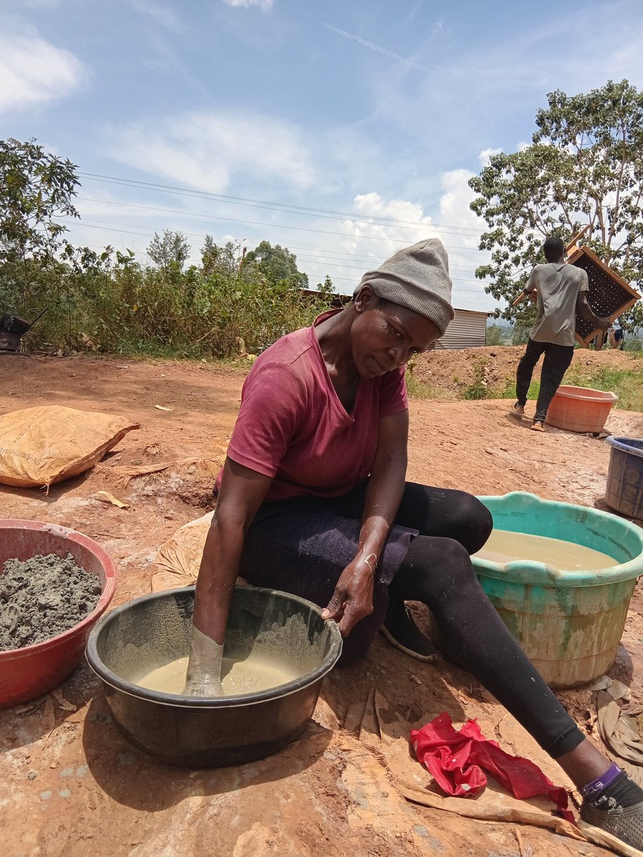 Shantel0002's tweet photo. A small-scale gold miner washes gold-bearing soil by hand in a basin during the gold recovery process in Kitere on October 1, 2026, highlighting the manual nature of small-scale gold mining.
The miners rely on simple tools and physical labour.
#RongoPhotojournalism2026 https://t.co/aWuYb6st0v