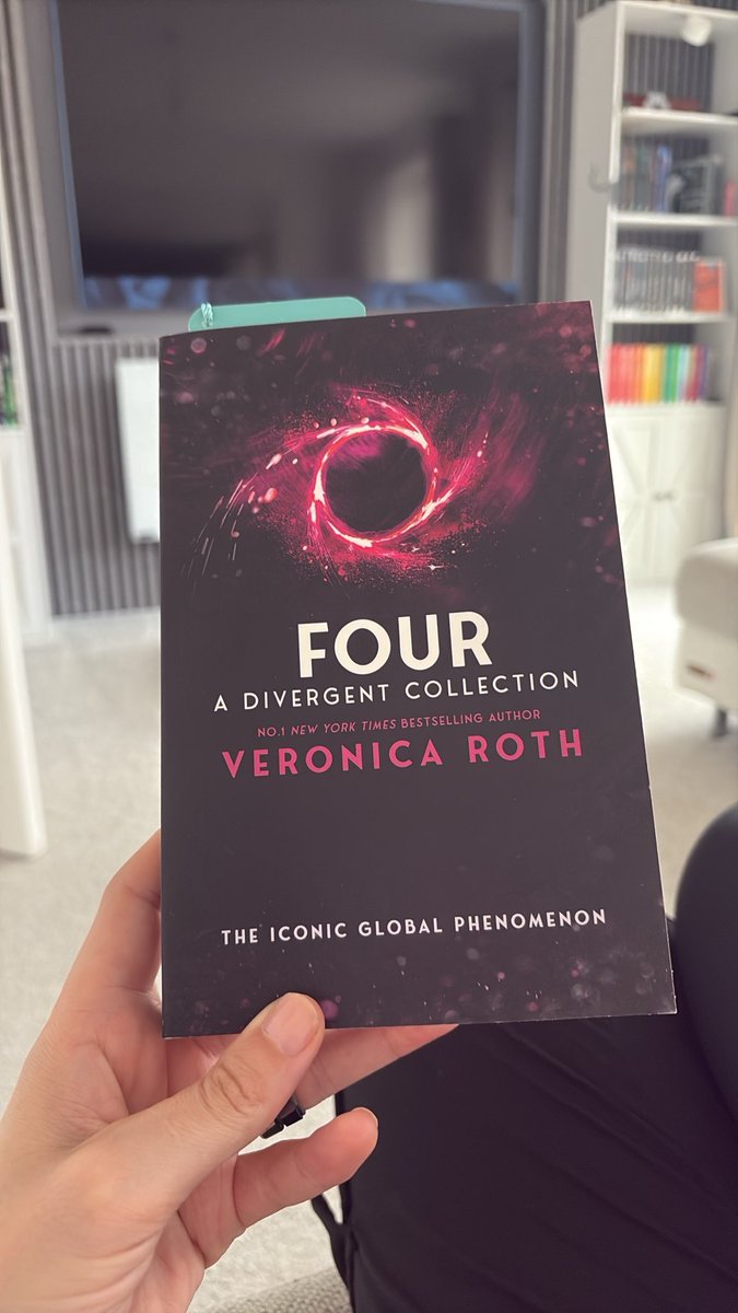 nicolajayranson's tweet photo. Housework done 😀 teens still sleeping 🤦‍♀️ it’s bloody lunchtime 🍲 

Oh well, kettle boiling , time for a well earnt ☕️ and continue with my book 📖 #booktwitter #currentread https://t.co/KiLq0xv32n