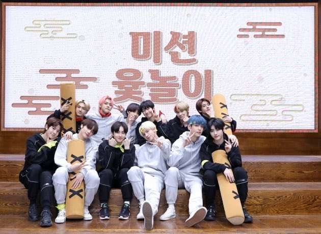 9_05nm's tweet photo. ซูบินพูดถึงรายการ ‘TXT&amp;EN- PLAYGROUND’ ด้วย ซูบินชื่นชมว่าอฮพพูดกันเก่งขึ้นนะ ย้อนไปรายการที่ถ่ายช่วงเดบิวต์ของอฮพ ตอนนั้นทีมโปรดักชั่นมาแอบกระซิบกับทีเร้กว่าให้พูดเยอะขึ้นหน่อย เพราะอฮพไม่ค่อยพูดเลย 

รายการสมัยอ้ายมาก พวกฮีโตขึ้นจริงๆ เดี๋ยวนี้ไปออกรายการพูดเก่งแล้ว🥹🥹🫳🏻 https://t.co/yGU5VA4KCK