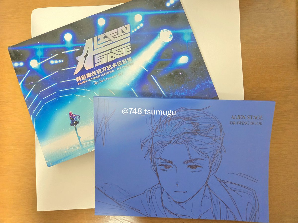 748_tsumugu's tweet photo. エイステのアートブック日本語版買う人迷ってる方へ

①
・アートブック
・ドローイングブック（これ44Pなんだけど、日本語版は88P……増えるの？）

初版限定版🇨🇳
②クリアファイル3枚
③A5カード2枚、両面R6A4カード2枚

🇯🇵にはファイルの絵柄のポスターがつくのかも？

あくまで参考程度に！ https://t.co/bqNSrO27lh
