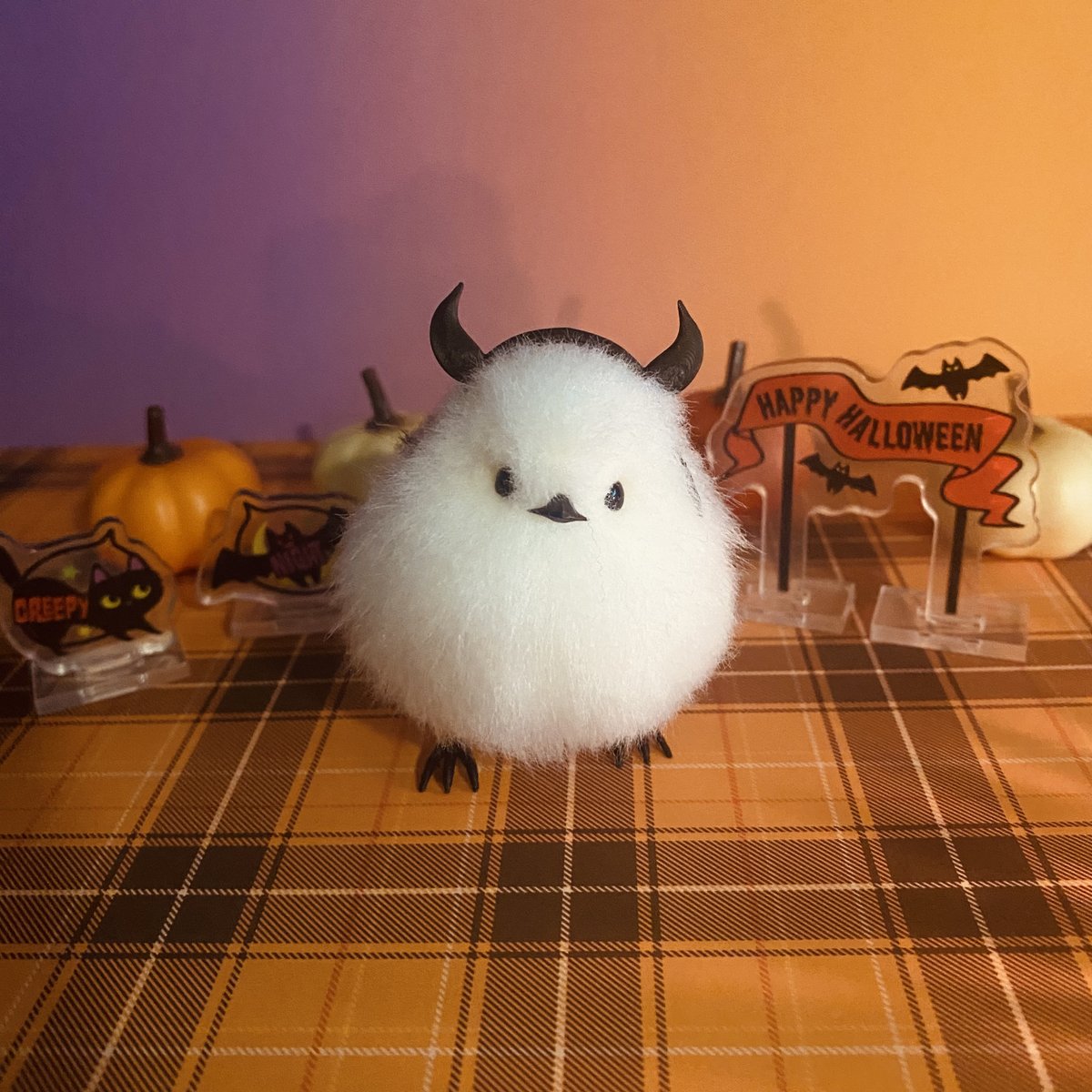 re_prdct's tweet photo. 手乗りシマエナガの在庫を追加致しました！
今月はハロウィン🎃ということで小悪魔カチューシャがおまけでついてきます✨️
おまけのアクセサリーに関しては需要があればそのうち別売りする予定です☺️

minne│https://t.co/BKVGdq8lx3
booth│https://t.co/bcDx144G1d

#シマエナガ #ハンドメイド https://t.co/MgNqj3K7zU