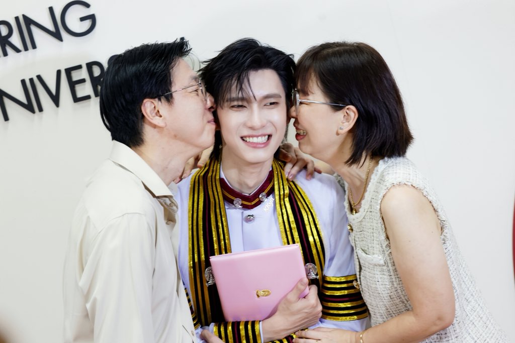 KKya088's tweet photo. #PoohGraduationDay 
@ppoohkt #ppoohkt 
❤️😘🎉 https://t.co/VKfypj3eDx