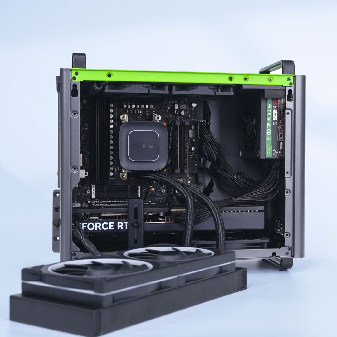 GMKtecJapan001's tweet photo. ❄️ 高負荷でもクールに。性能は妥協しない。

GMKtec NEO-X1 Proは、CPU一体型水冷システムと3基のファンによる冷却設計を採用。

🌙 静音 54W | ⚖️ バランス 85W | 🚀 パフォーマンス 160W（ピーク時170W）

💾 最大96GB DDR5 | ストレージ最大16TBまで拡張可能

#GMKtec #NEOX1Pro #ゲーミングPC https://t.co/OorQZ4vE4t