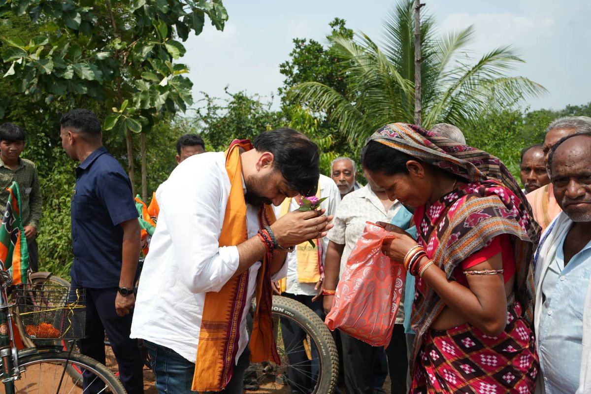 irasisacharya's tweet photo. 'ସେବା ସଂକଳ୍ପ ଅଭିଯାନ' ଅଂଶ ସ୍ଵରୂପ ଆଜି ମୋର ବିଧାନସଭା ଅନ୍ତର୍ଗତ ସୋହେଲା ବ୍ଲକର ରକ୍ତତୀର୍ଥ ଚିତାଖାଇ ରୁ ସଂଗ୍ରାମତୀର୍ଥ ପାଣିମୋରା ପର୍ଯ୍ୟନ୍ତ ଅନୁଷ୍ଠିତ ବିଶାଳ ସାଇକେଲ ରାଲିରେ ଅଂଶଗ୍ରହଣ କରିବାର ସୁଯୋଗ ମିଳିଲା ll ଏହି ଅବସରରେ ବହୁସଂଖ୍ୟକ ଯୁବସାଥୀ ଏହି କାର୍ଯ୍ୟକ୍ରମରେ ଯୋଗଦେଇ ଏହାକୁ ସଫଳ କରିଥିଲେ ll

ଏହି ଅବସରରେ କାର୍ଯ୍ୟକ୍ରମକୁ ସଫଳ କରିବା ସହ ବିଭିନ୍ନ ସ୍ଥାନରେ ମୋତେ ଭଲପାଇବାର ସହ ସ୍ଵାଗତ କରିଥିବା ସମସ୍ତ ସାଥି ଓ ଗୁରୁଜନମାନଙ୍କ ନିକଟରେ କୃତଜ୍ଞତା ଜ୍ଞାପନ କରୁଛି ll

#chitakhai 
#panimora 
#SohelaBlock 
#BhatliConstituency 
#SevaSankalpa #Abhijan 
@CMO_Odisha