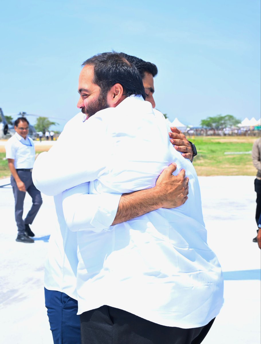naralokesh's tweet photo. అన్నమయ్య జిల్లా, మదనపల్లెలో గ్లోబల్ హార్టికల్చర్ హబ్, ఇండియన్ స్కూల్ ఆఫ్ అగ్రికల్చర్ శంకుస్థాపన కార్యక్రమంలో సీఎం చంద్రబాబు గారు, కేంద్రమంత్రి నిర్మలా సీతారామన్ గారు, డిప్యూటీ సీఎం పవన్ కళ్యాణ్ గారితో కలిసి పాల్గొన్నాను. హైదరాబాద్‌లో ఐఎస్‌బీ తరహా మ్యాజిక్ ఇప్పుడు రాయలసీమలో జరగబోతోంది. యువగళంలో రైతుల కష్టాలు చూసిన తరువాత వచ్చిన హార్టికల్చర్ హబ్ ఆలోచన రాయలసీమ రైతు సత్తాను ప్రపంచానికి చాటనుంది.
@ncbn 
@nsitharaman 
@PawanKalyan 

 #RayalaseemaVijayeebhava
#GlobalHorticultureHub
#RayalaseemaRising
