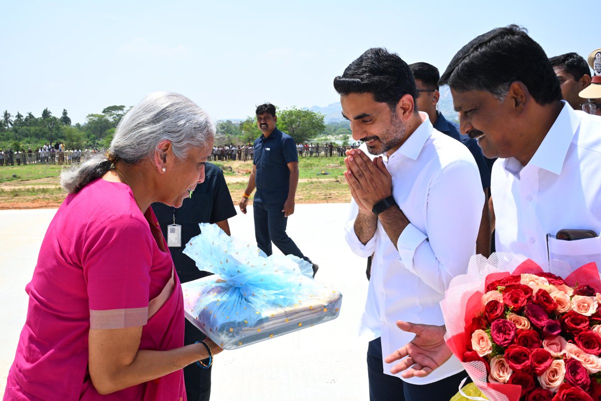 naralokesh's tweet photo. అన్నమయ్య జిల్లా, మదనపల్లెలో గ్లోబల్ హార్టికల్చర్ హబ్, ఇండియన్ స్కూల్ ఆఫ్ అగ్రికల్చర్ శంకుస్థాపన కార్యక్రమంలో సీఎం చంద్రబాబు గారు, కేంద్రమంత్రి నిర్మలా సీతారామన్ గారు, డిప్యూటీ సీఎం పవన్ కళ్యాణ్ గారితో కలిసి పాల్గొన్నాను. హైదరాబాద్‌లో ఐఎస్‌బీ తరహా మ్యాజిక్ ఇప్పుడు రాయలసీమలో జరగబోతోంది. యువగళంలో రైతుల కష్టాలు చూసిన తరువాత వచ్చిన హార్టికల్చర్ హబ్ ఆలోచన రాయలసీమ రైతు సత్తాను ప్రపంచానికి చాటనుంది.
@ncbn 
@nsitharaman 
@PawanKalyan 

 #RayalaseemaVijayeebhava
#GlobalHorticultureHub
#RayalaseemaRising