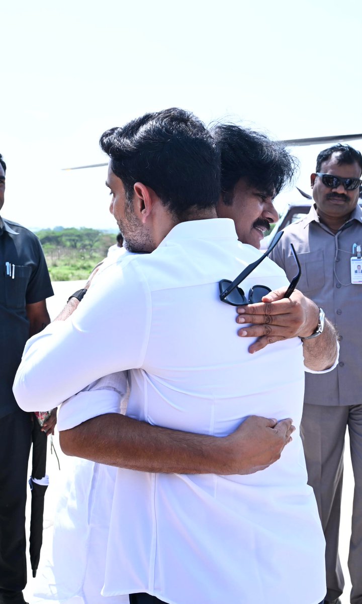 naralokesh's tweet photo. అన్నమయ్య జిల్లా, మదనపల్లెలో గ్లోబల్ హార్టికల్చర్ హబ్, ఇండియన్ స్కూల్ ఆఫ్ అగ్రికల్చర్ శంకుస్థాపన కార్యక్రమంలో సీఎం చంద్రబాబు గారు, కేంద్రమంత్రి నిర్మలా సీతారామన్ గారు, డిప్యూటీ సీఎం పవన్ కళ్యాణ్ గారితో కలిసి పాల్గొన్నాను. హైదరాబాద్‌లో ఐఎస్‌బీ తరహా మ్యాజిక్ ఇప్పుడు రాయలసీమలో జరగబోతోంది. యువగళంలో రైతుల కష్టాలు చూసిన తరువాత వచ్చిన హార్టికల్చర్ హబ్ ఆలోచన రాయలసీమ రైతు సత్తాను ప్రపంచానికి చాటనుంది.
@ncbn 
@nsitharaman 
@PawanKalyan 

 #RayalaseemaVijayeebhava
#GlobalHorticultureHub
#RayalaseemaRising