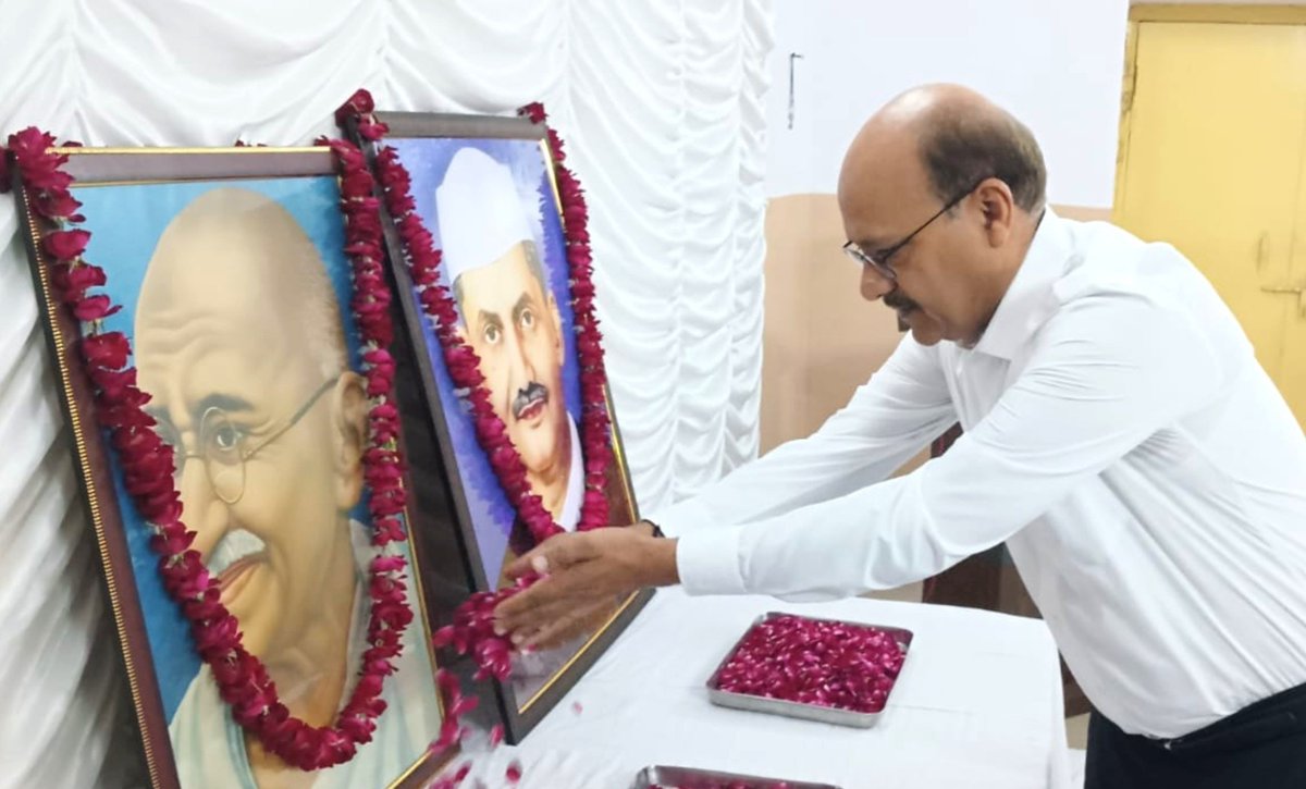 DmMuzaffarnagar's tweet photo. राष्ट्रपिता महात्मा गांधी जी की 157वीं जयंती एवं पूर्व प्रधानमंत्री श्री लाल बहादुर शास्त्री जी की 122वीं जयंती के अवसर पर कलेक्ट्रेट, मुजफ्फरनगर में दोनों महान विभूतियों के चित्रों पर माल्यार्पण एवं पुष्प अर्पित कर श्रद्धापूर्वक नमन किया।

महात्मा गांधी जी का सत्य, अहिंसा, स्वच्छता एवं अंतिम व्यक्ति के कल्याण का संदेश तथा शास्त्री जी की सादगी, ईमानदारी, कर्तव्यनिष्ठा एवं राष्ट्रसेवा के आदर्श सदैव हमारा मार्गदर्शन करते रहेंगे।

इस अवसर पर अधिकारियों एवं कर्मचारियों से दोनों महापुरुषों के आदर्शों को आत्मसात करते हुए संवेदनशीलता, ईमानदारी एवं कर्तव्यनिष्ठा के साथ जनसेवा करने का आह्वान किया।

#GandhiJayanti #ShastriJayanti #MahatmaGandhi #LalBahadurShastri #Muzaffarnagar