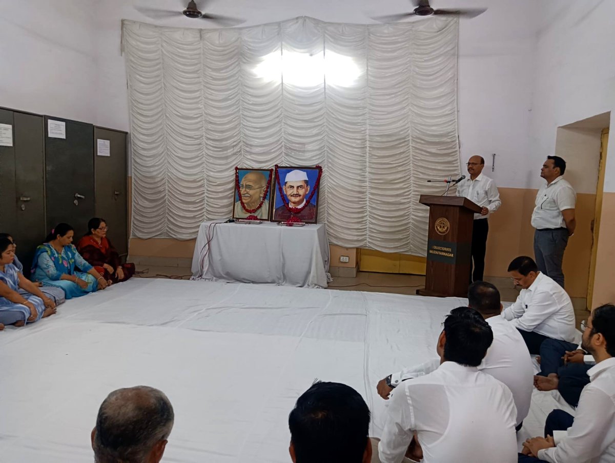 DmMuzaffarnagar's tweet photo. राष्ट्रपिता महात्मा गांधी जी की 157वीं जयंती एवं पूर्व प्रधानमंत्री श्री लाल बहादुर शास्त्री जी की 122वीं जयंती के अवसर पर कलेक्ट्रेट, मुजफ्फरनगर में दोनों महान विभूतियों के चित्रों पर माल्यार्पण एवं पुष्प अर्पित कर श्रद्धापूर्वक नमन किया।

महात्मा गांधी जी का सत्य, अहिंसा, स्वच्छता एवं अंतिम व्यक्ति के कल्याण का संदेश तथा शास्त्री जी की सादगी, ईमानदारी, कर्तव्यनिष्ठा एवं राष्ट्रसेवा के आदर्श सदैव हमारा मार्गदर्शन करते रहेंगे।

इस अवसर पर अधिकारियों एवं कर्मचारियों से दोनों महापुरुषों के आदर्शों को आत्मसात करते हुए संवेदनशीलता, ईमानदारी एवं कर्तव्यनिष्ठा के साथ जनसेवा करने का आह्वान किया।

#GandhiJayanti #ShastriJayanti #MahatmaGandhi #LalBahadurShastri #Muzaffarnagar
