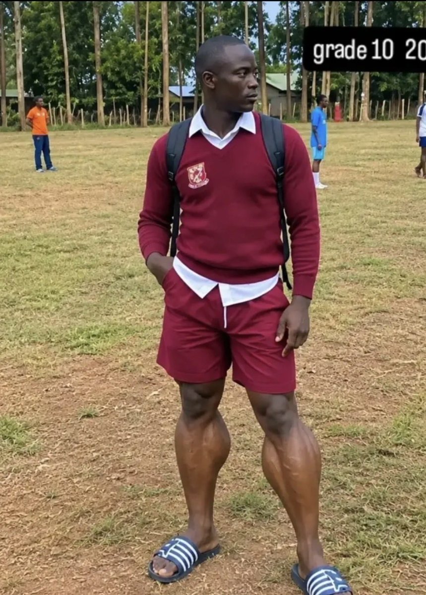 SanscoO's tweet photo. My senior brother don enter Grade 10 😂❤️. Wishing you all the best, big bro! Make sure you pass this one o, no come repeat class and make me explain you to people 😂📚❤️. Go make us proud! https://t.co/CVALCOjMeT
